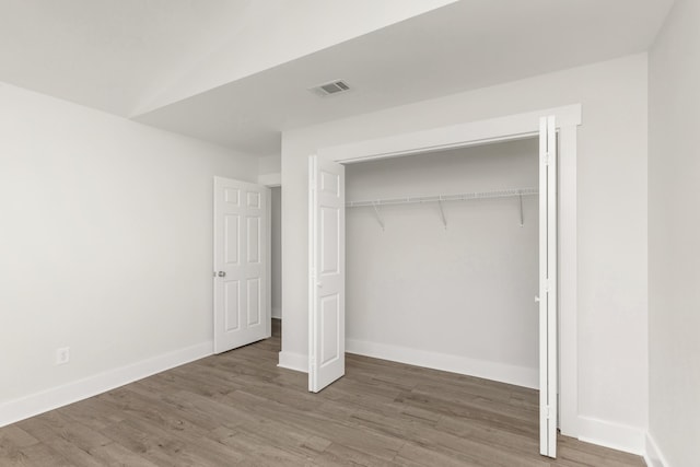 197 Kel-Wen Circle Kel-Wen, Destin, FL 32541 - unfurnished bedroom with wood finished floors, baseboards, and a closet