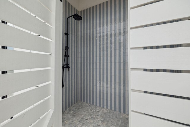 724 Windsong Dr, Inlet Beach, FL 32461 - bathroom featuring a tile shower