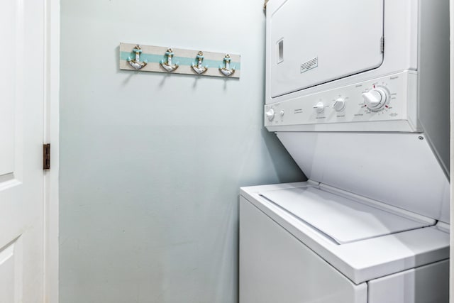 9200 Baytowne Wharf Blvd Unit 441, Miramar Beach, FL 32550 - laundry area with stacked washer / dryer