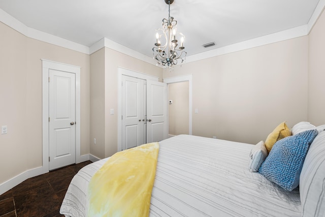 135 Bayou Point Dr, Santa Rosa Beach, FL 32459 - bedroom featuring crown molding, a closet, an inviting chandelier, baseboards, and visible vents