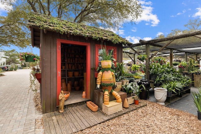 view of outdoor structure featuring an outbuilding