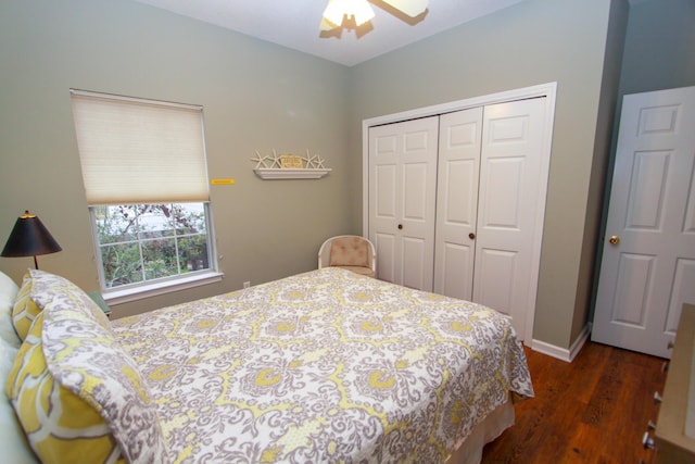 bedroom featuring a ceiling fan, baseboards, wood finished floors, and a closet