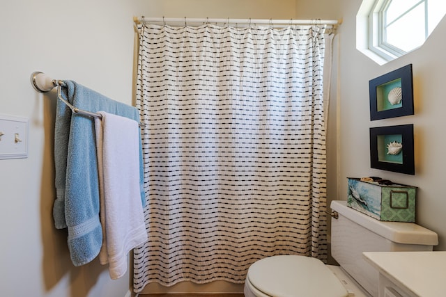 full bath with curtained shower, toilet, and vanity