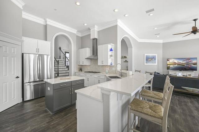 4720 Rendezvous Cv, Destin, FL 32541 - kitchen with freestanding refrigerator, gas cooktop, a sink, open floor plan, and arched walkways