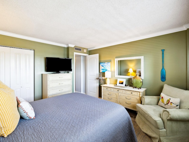 5801 Thomas Dr Unit 415, Panama City Beach, FL 32408 - bedroom featuring visible vents, a textured ceiling, a closet, and crown molding
