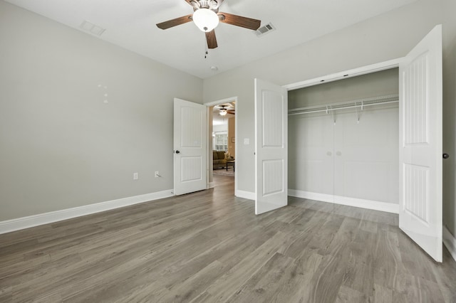 472 W College Blvd, Valparaiso, FL 32580 - unfurnished bedroom featuring wood finished floors, a closet, and a ceiling fan
