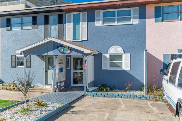 view of front facade featuring stucco siding