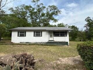 view of front of home featuring a front yard