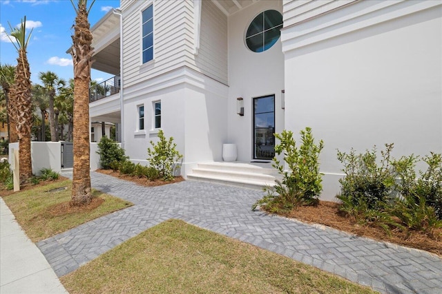 160 Heritage Dunes Ln S, Santa Rosa Beach, FL 32459 - doorway to property with stucco siding and a balcony
