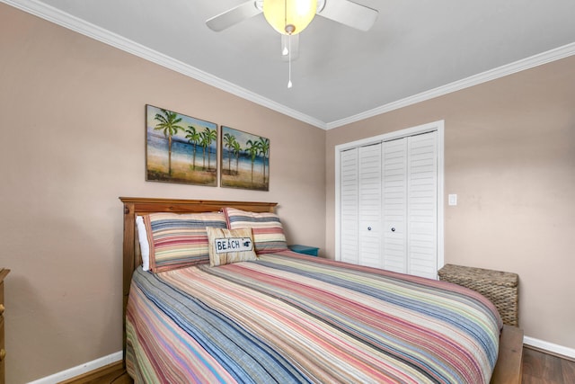 220 N Driftwood Bay Dr Unit 40A, Miramar Beach, FL 32550 - bedroom with a ceiling fan, wood finished floors, baseboards, a closet, and ornamental molding