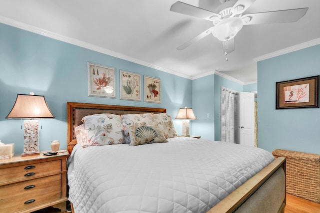 220 N Driftwood Bay Dr Unit 40A, Miramar Beach, FL 32550 - bedroom featuring crown molding, a ceiling fan, light wood-style floors, and a closet