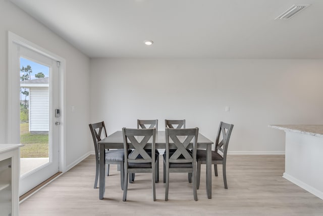 dining space featuring visible vents, light wood-type flooring, recessed lighting, and baseboards
