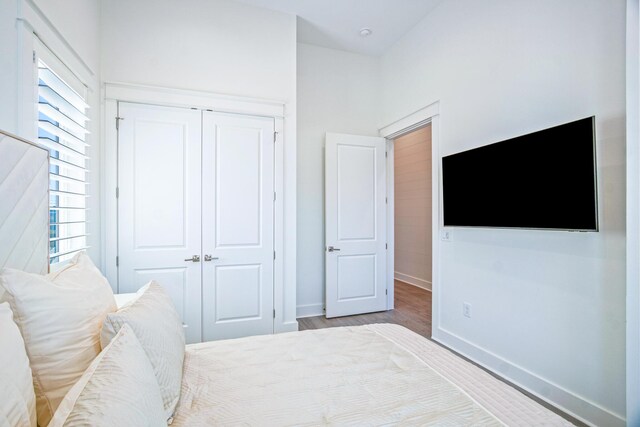 40 Cote D Azur Dr, Santa Rosa Beach, FL 32459 - bedroom featuring a closet, multiple windows, wood finished floors, and baseboards