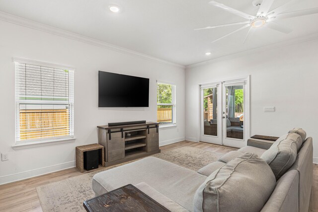 living room with recessed lighting, light wood-style floors, ceiling fan, baseboards, and crown molding