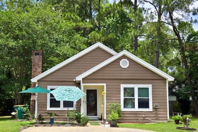 2623 Windsor Ln, Fort Walton Beach, FL 32547 - bungalow-style house with a chimney and a front yard