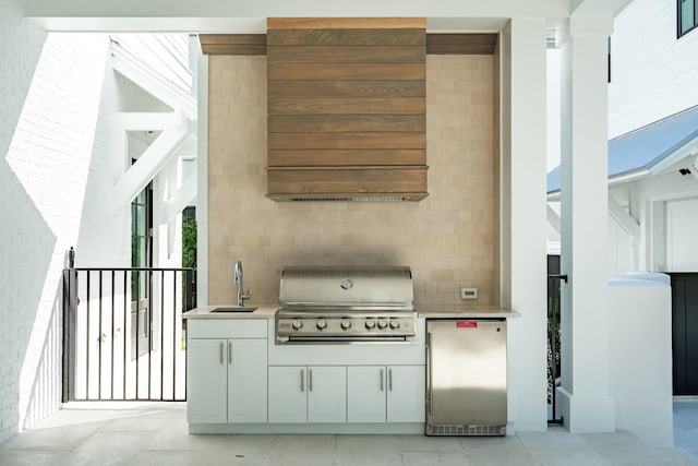view of patio featuring an outdoor kitchen, grilling area, and a sink