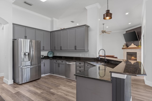 129 Red Maple Way, Niceville, FL 32578 - kitchen featuring appliances with stainless steel finishes, a sink, gray cabinets, crown molding, and a peninsula