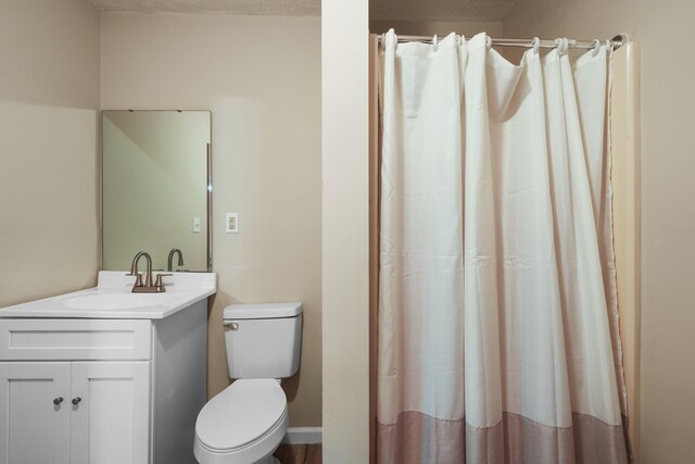 255 Brackin St, Crestview, FL 32539 - full bathroom featuring vanity, toilet, and a shower with curtain