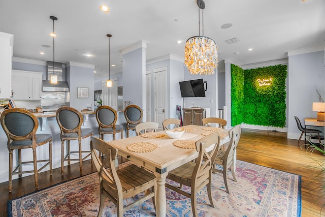 dining room with recessed lighting, a chandelier, crown molding, visible vents, and wood finished floors