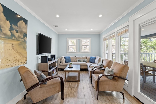 living room with recessed lighting, light wood-style flooring, baseboards, visible vents, and crown molding