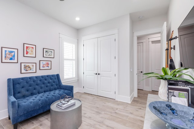 sitting room with recessed lighting, baseboards, and light wood-style flooring