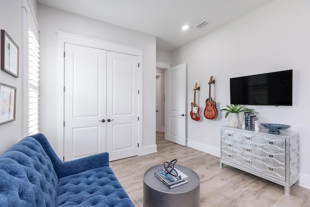 sitting room featuring recessed lighting, baseboards, visible vents, and light wood-style flooring