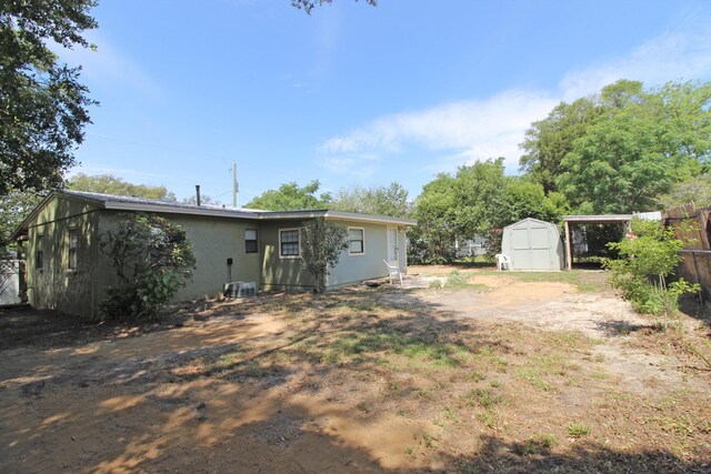 view of yard featuring fence, an outdoor structure, and a shed