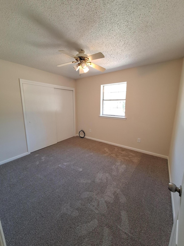 unfurnished bedroom with carpet floors, a ceiling fan, a textured ceiling, and a closet