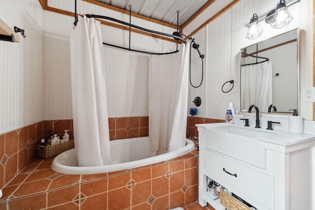 bathroom with tiled shower / bath combo and vanity