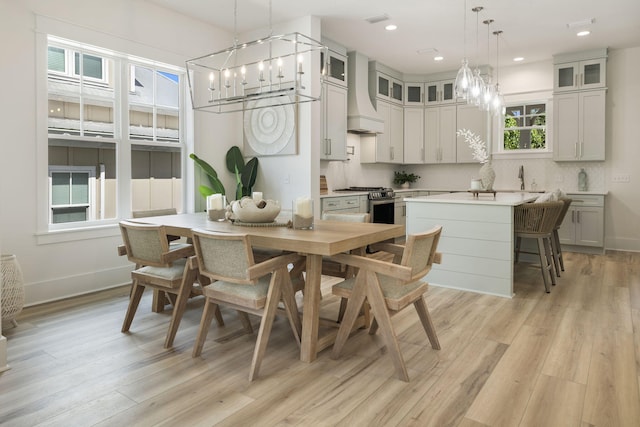 dining area featuring visible vents, a chandelier, recessed lighting, and light wood-style flooring