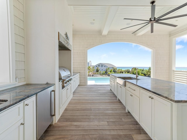 view of patio / terrace with an outdoor kitchen, a sink, ceiling fan, and grilling area