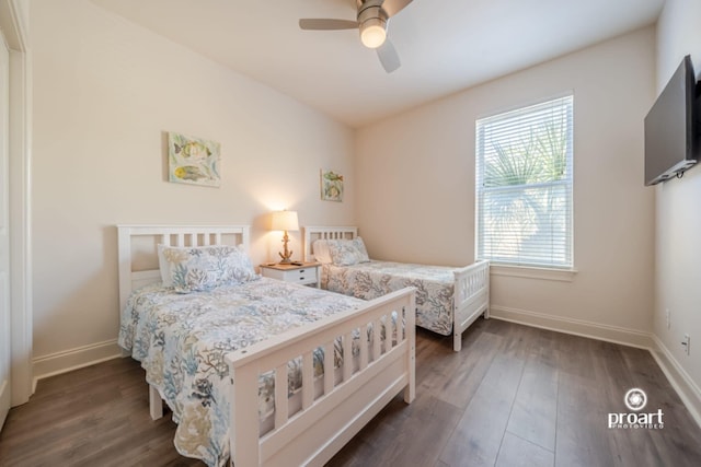 bedroom featuring dark wood-type flooring, baseboards, and ceiling fan