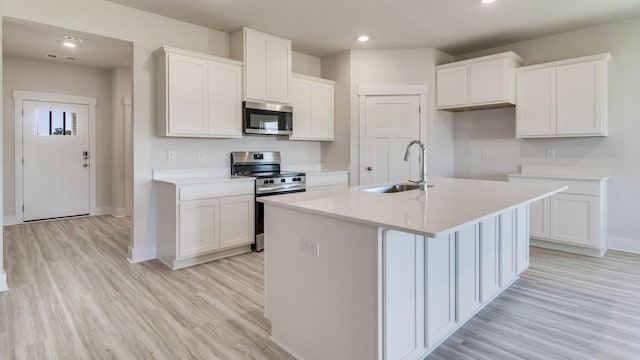 3068 Heritage Plantation Blvd, Laurel Hill, FL 32567 - kitchen with baseboards, appliances with stainless steel finishes, a sink, and light wood-style flooring