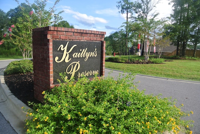 community / neighborhood sign featuring a lawn