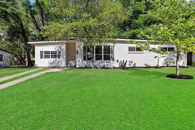 ranch-style house with a front yard