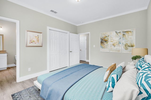 467 N County Highway 395, Santa Rosa Beach, FL 32459 - bedroom featuring visible vents, crown molding, baseboards, a closet, and light wood-style floors
