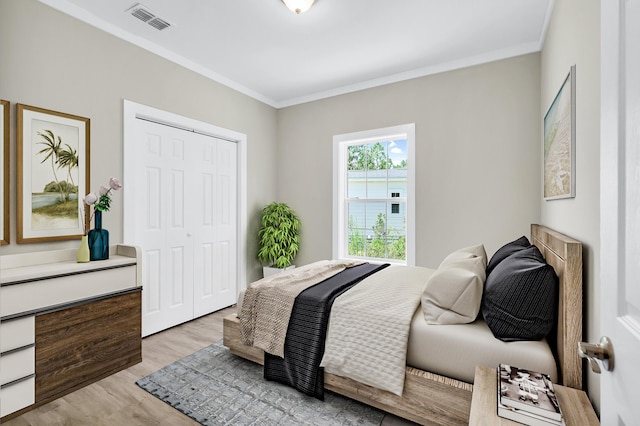 467 N County Highway 395, Santa Rosa Beach, FL 32459 - bedroom featuring light wood-style floors, ornamental molding, a closet, and visible vents