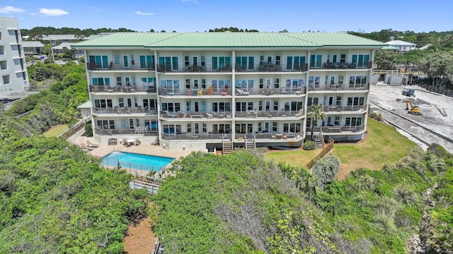 view of apartment building / complex