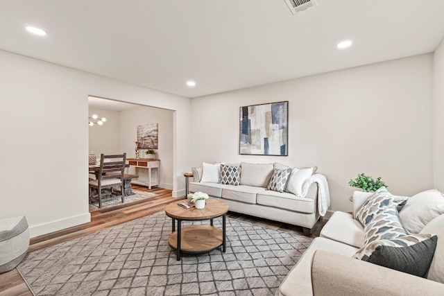 living area with recessed lighting, baseboards, light wood-type flooring, and visible vents