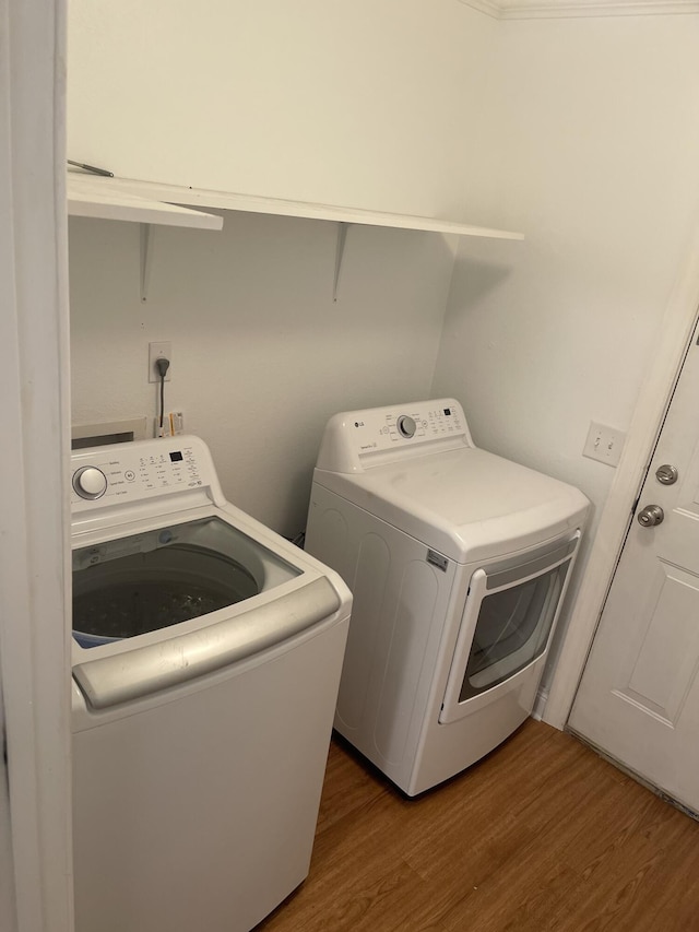 437 Hatchee Dr, Crestview, FL 32536 - laundry room with independent washer and dryer and wood finished floors