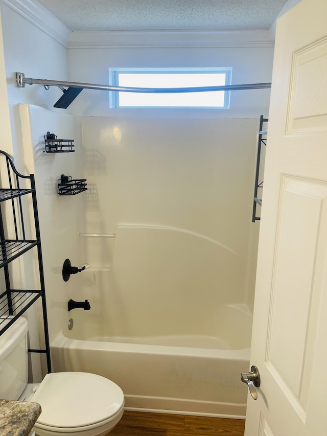 437 Hatchee Dr, Crestview, FL 32536 - full bath featuring toilet, washtub / shower combination, wood finished floors, and plenty of natural light