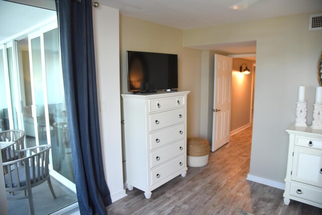 900 Gulf Shore Dr Unit 3042, Destin, FL 32541 - bedroom featuring wood finished floors, baseboards, and access to exterior