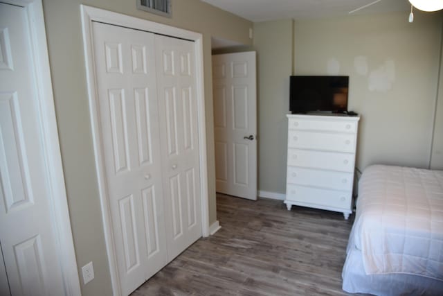 900 Gulf Shore Dr Unit 3042, Destin, FL 32541 - bedroom with a closet, wood finished floors, and baseboards