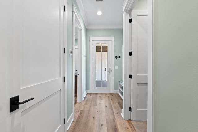hall with light wood-style floors, baseboards, ornamental molding, and recessed lighting