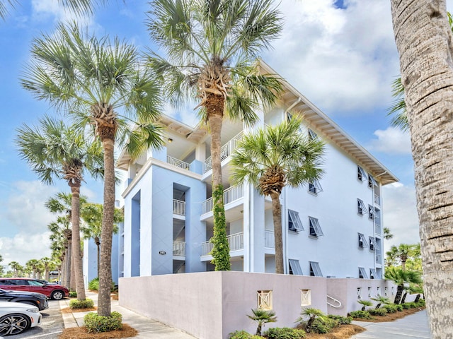 view of apartment building / complex