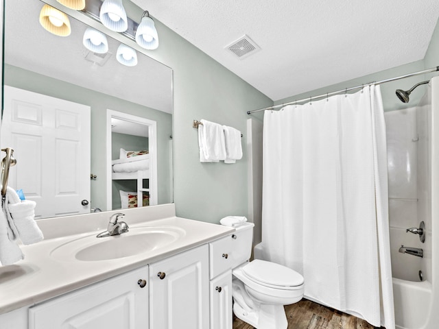 full bathroom featuring wood finished floors, toilet, shower / bathtub combination with curtain, and vanity