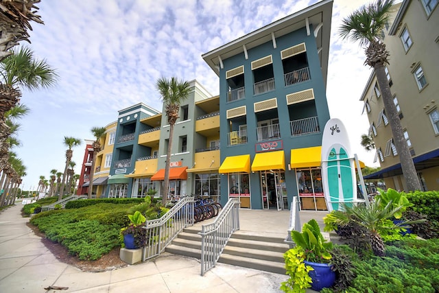 view of apartment building / complex