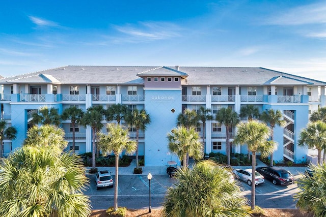 view of apartment building / complex with uncovered parking