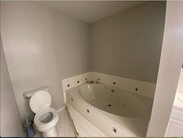 941 Walton Bridge Rd, Ponce De Leon, FL 32455 - bathroom with tile patterned floors, a tub with jets, toilet, and baseboards