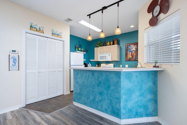 775 Gulf Shore Dr Unit 9222, Destin, FL 32541 - kitchen with white appliances, wood finished floors, a peninsula, baseboards, and hanging light fixtures